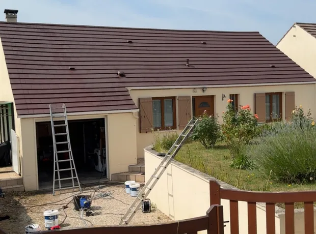 Toiture rénovée avec finition uniforme